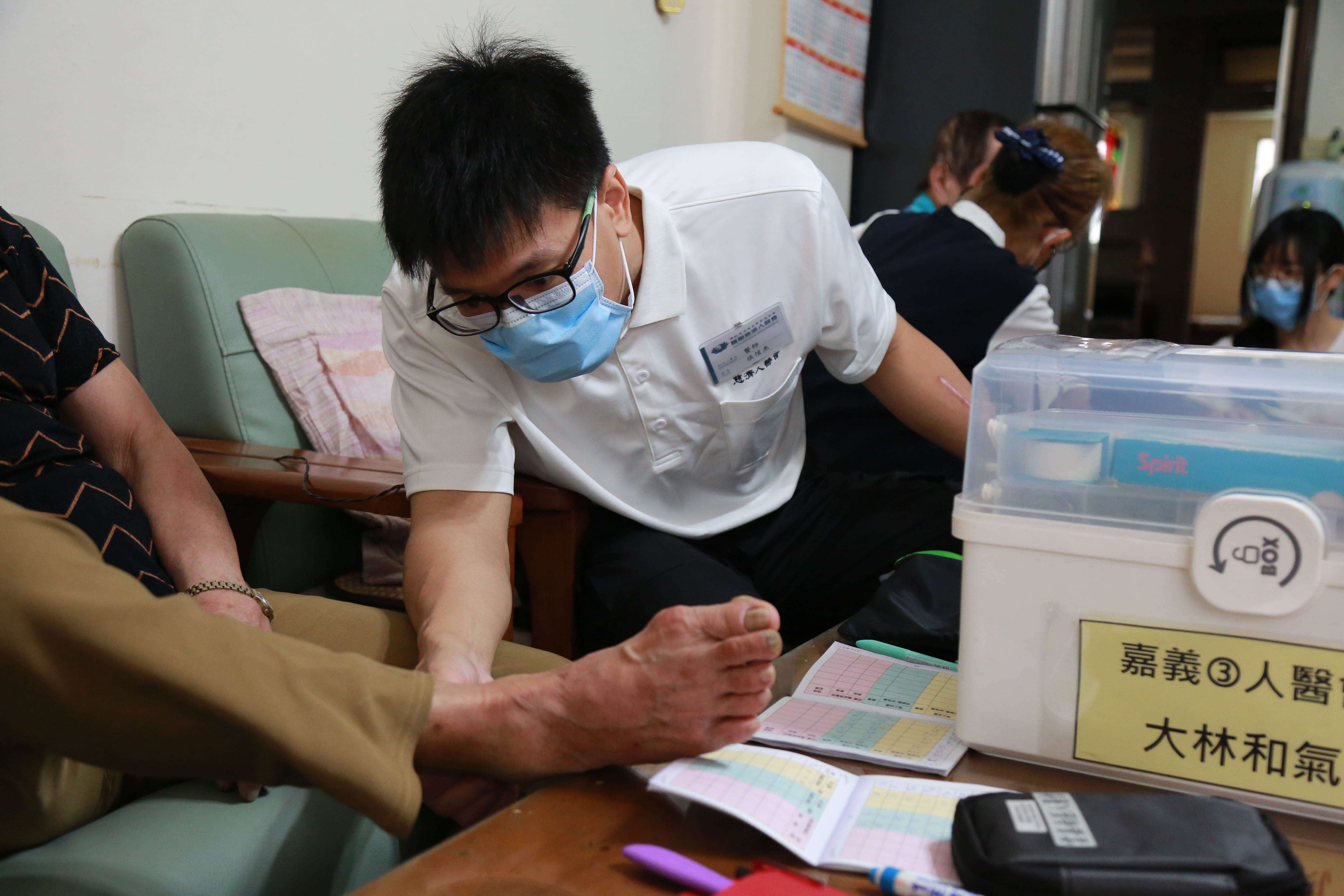母親節最溫暖身影  嘉義人醫深入偏鄉關懷長者